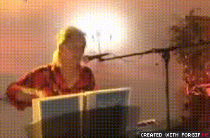 мик в пасть.gif