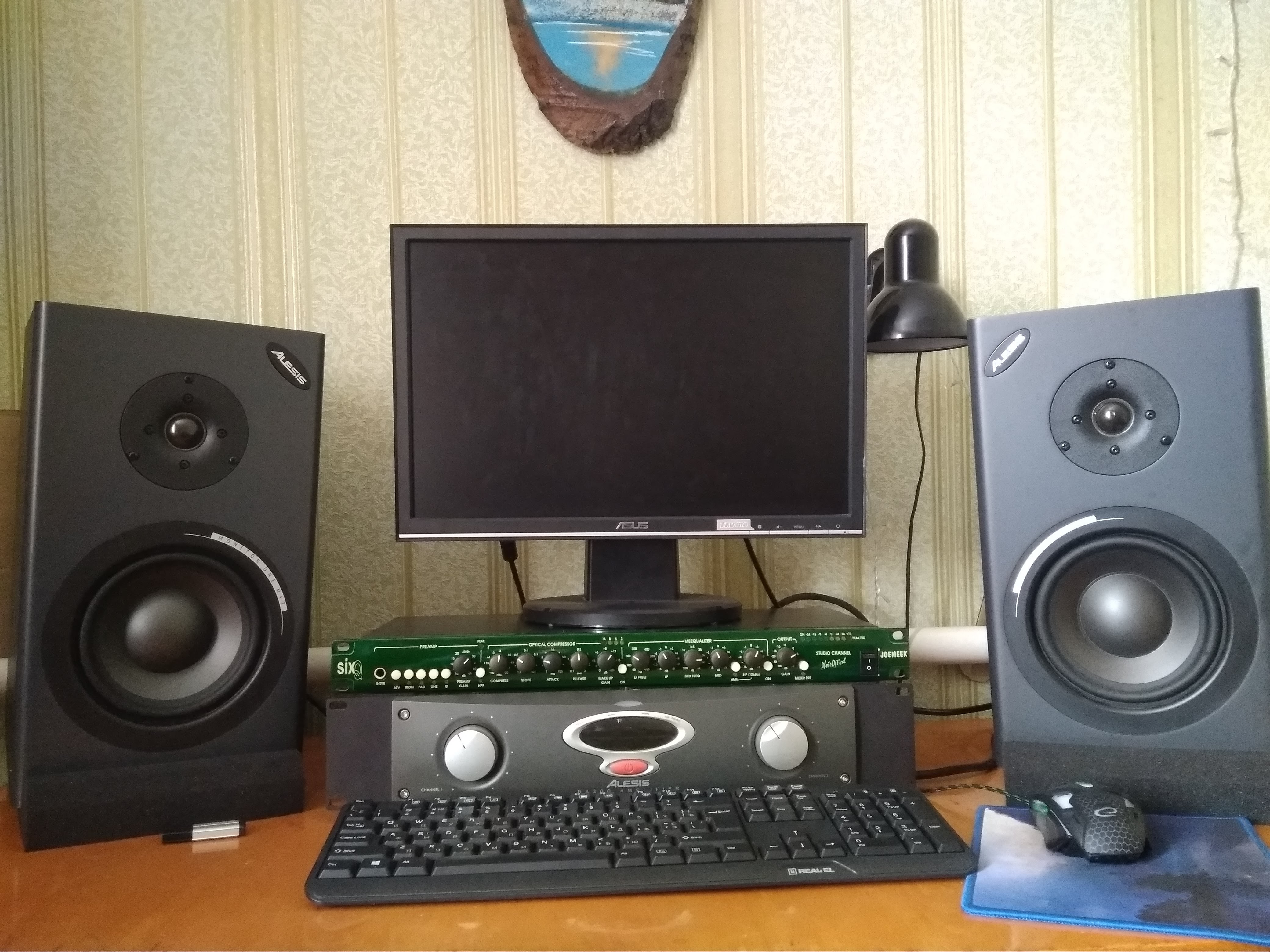 Продам - Комплект мониторы Alesis Monitor One mk2 + усилок Alesis ra300 |  Rmmedia.ru