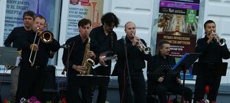 АКАДЕМИК БЭНД у филармонии в Ульяновске.jpg АКАДЕМИК БЭНД у филармонии в Ульяновске.jpg