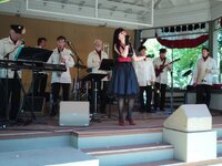 Академик Бэнд, Иделия the beautiful и я гитара-банджо. Silver Dollar City,2012.jpg Академик Бэнд, Иделия the beautiful и я гитара-банджо. Silver Dollar City,2012.jpg